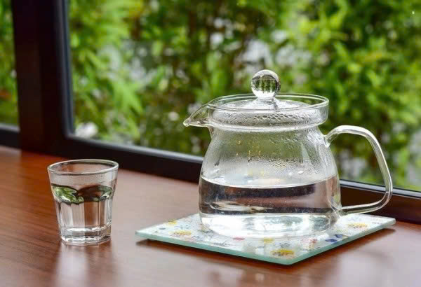 VÌ SAO CƠ THỂ CẦN UỐNG NƯỚC ẤM?